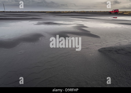 Truck fahren Offroad auf Medallandssandur Island. Stockfoto