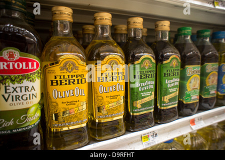 Flaschen importierte Olivenöl sind auf einem Supermarktregal in New York gesehen. Stockfoto