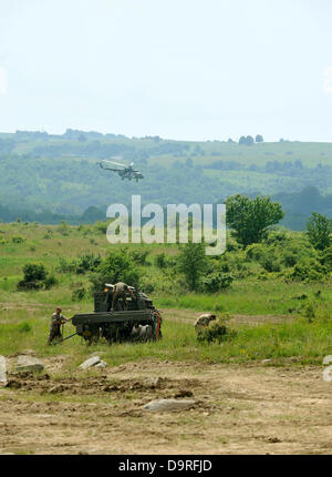 Internationale Logistik Standardisierung und Interoperabilität Field Training Exercise im Armee-Ausbildungszentrum, Slowakei am 20. Juni 2013. Um 1800 Soldaten und Logistik-Profis aus 35 Ländern, einschließlich Indien oder Russland auf diese Übung teilnehmen. Der Fokus richtet sich an Planung Logistik-Unterstützung und Interoperabilität-Studien in mehrere logistische Funktionen. (CTK Foto/Jan Koller) Stockfoto