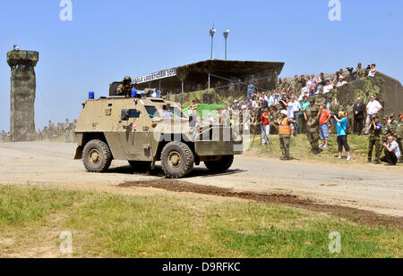 Internationale Logistik Standardisierung und Interoperabilität Field Training Exercise im Armee-Ausbildungszentrum, Slowakei am 20. Juni 2013. Um 1800 Soldaten und Logistik-Profis aus 35 Ländern, einschließlich Indien oder Russland auf diese Übung teilnehmen. Der Fokus richtet sich an Planung Logistik-Unterstützung und Interoperabilität-Studien in mehrere logistische Funktionen. (CTK Foto/Jan Koller) Stockfoto