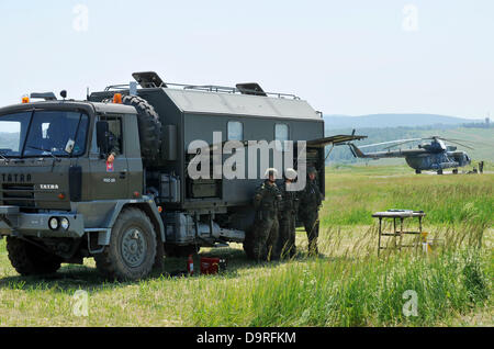 Internationale Logistik Standardisierung und Interoperabilität Field Training Exercise im Armee-Ausbildungszentrum, Slowakei am 20. Juni 2013. Um 1800 Soldaten und Logistik-Profis aus 35 Ländern, einschließlich Indien oder Russland auf diese Übung teilnehmen. Der Fokus richtet sich an Planung Logistik-Unterstützung und Interoperabilität-Studien in mehrere logistische Funktionen. (CTK Foto/Jan Koller) Stockfoto