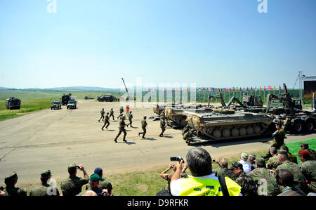 Internationale Logistik Standardisierung und Interoperabilität Field Training Exercise im Armee-Ausbildungszentrum, Slowakei am 20. Juni 2013. Um 1800 Soldaten und Logistik-Profis aus 35 Ländern, einschließlich Indien oder Russland auf diese Übung teilnehmen. Der Fokus richtet sich an Planung Logistik-Unterstützung und Interoperabilität-Studien in mehrere logistische Funktionen. (CTK Foto/Jan Koller) Stockfoto