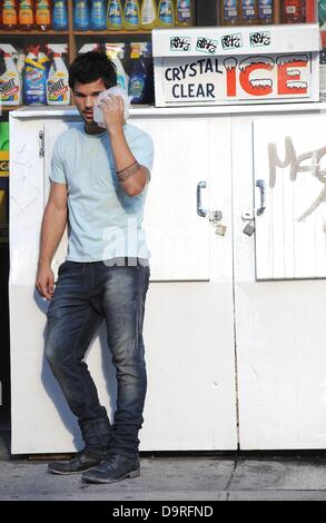 New York, USA. 24. Juni 2013. Taylor Lautner vor Ort für die Tracer Film schießen, Lower East Side, New York, NY 24. Juni 2013. Foto von: Kristin Callahan/Everett Collection/Alamy Live-Nachrichten Stockfoto