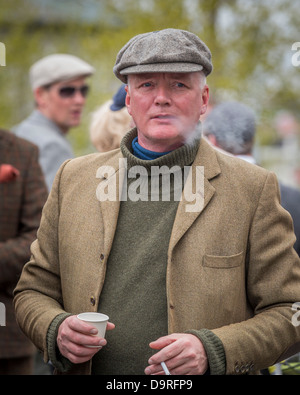 Mann verkleidet für The Tweed Run, Reykjavik, Island Stockfoto