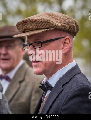 Mann verkleidet für The Tweed Run, Reykjavik, Island Stockfoto