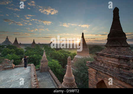 Wendy, ein Bild von den Tempel von Bagan bei Sonnenaufgang, Myanmar (Burma) Stockfoto