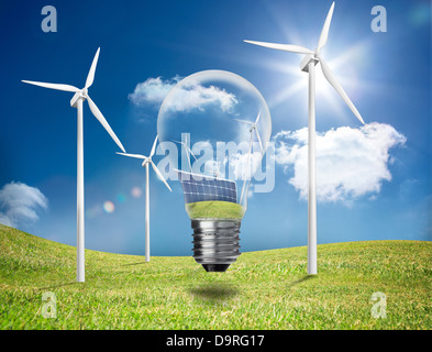 Glühbirne mit Sonnenkollektoren und Turbinen in einem Feld mit Windkraftanlagen Stockfoto