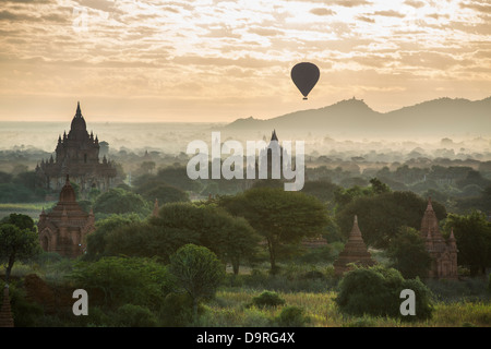 Ballons über die Tempel von Bagan in der Morgendämmerung, Myanmar (Burma) Stockfoto