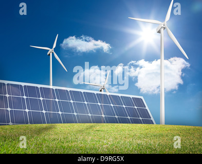 Große Solar-Panel und drei Windkraftanlagen Stockfoto