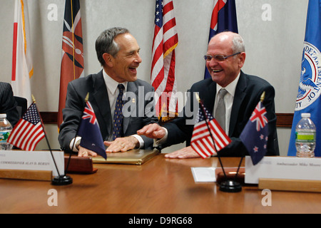 004 Kommissar Alan Bersin und Neuseeland Botschafter Moore Zeichen Vereinbarungen. Stockfoto