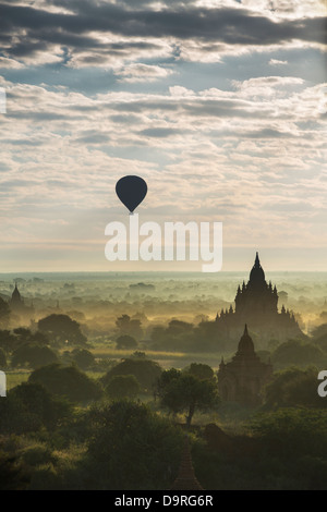 Ballons über die Tempel von Bagan in der Morgendämmerung, Myanmar (Burma) Stockfoto