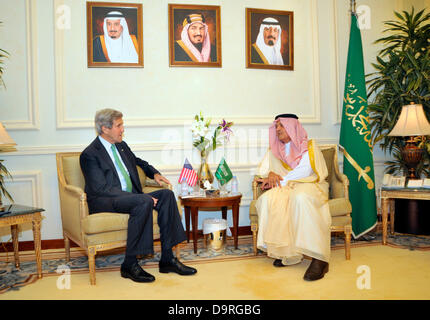 Secretary Of State John Kerry trifft sich mit der saudische Außenminister Prinz Saud al-Faisal bei seiner Ankunft 25. Juni 2013 in Jeddah, Saudi-Arabien. Stockfoto