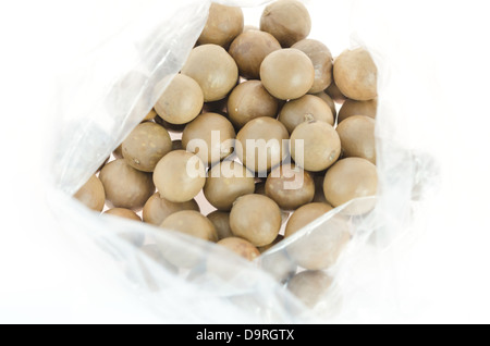 Draufsicht Macadamia in Plastiktüte auf weißem Hintergrund Stockfoto