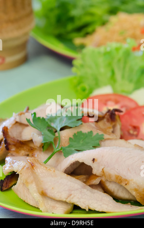 Nahaufnahme der Scheibe gegrilltes Schweinefleisch mit Gemüse Stockfoto