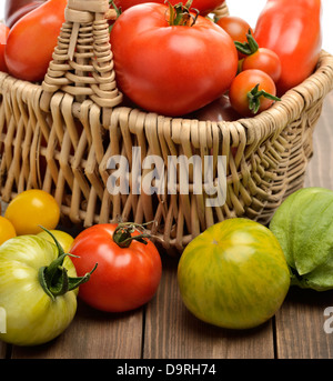 Frische gelbe, grüne und rote Tomaten Stockfoto