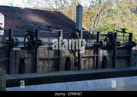 Zahnrad-Mechanismus, die Kontrolle der ursprünglichen Schleusen auf dem Delaware Canal State Park, Pennsylvania, Vereinigte Staaten von Amerika Stockfoto