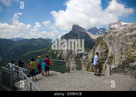 Aussichtspunkt an der oberen Seilbahnstation oben Fuente De mit Blick auf die Berge Stockfoto