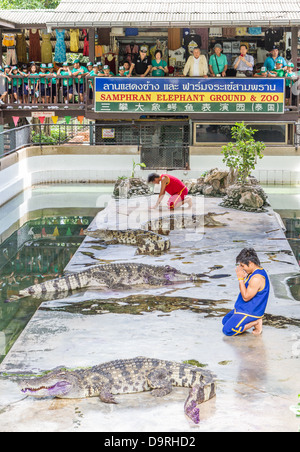 NAKORNPATHOM THAILAND, Juni 20: Durchführung einer Krokodil-Show im 20. Juni 2013 in Nakompathom. Stockfoto