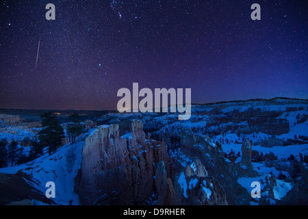 eine Sternschnuppe am Nachthimmel über dem Amphitheater, Bryce Canyon, Utah, USA