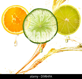 Orange, Zitrone und Limetten mit Saft Spritzer Stockfoto