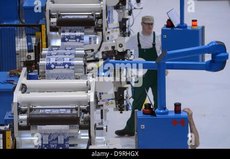 Mitarbeiter der Greatview aseptische Verpackung arbeiten im Verarbeitungsbereich der Fabrik in Kabelsketal, Deutschland, 25. Juni 2013. Das chinesische aseptische Verpackungsunternehmen investiert 50 Millionen Euro in einem Industriegebiet in Halle und beschäftigt 120 Mitarbeiter. Nach Angaben des Unternehmens ist es der zweitgrößte Hersteller von sterilen Verpackungsmaterial. Foto: HENDRIK SCHMIDT Stockfoto