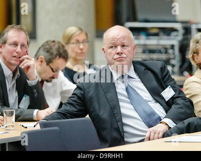 Berlin, Deutschland. 25. Juni 2013. Dr. Peter Raumsauer, Bundesminister für Verkehr, Bau und Stadtentwicklung, parlamentarischer Staat Staatssekretär Enak Ferlemann und Dr. Heiner Heseler, Stadtrat von Bremen, halten Vorträge auf der Veranstaltung über "Die künftige Meerespolitik der Deutschland 2014" wo diskutieren sie die Verantwortung für die Ozeane und Meere. Bild: Dr. Heiner Heseler, Stadtrat von Bremen, abgebildet auf der Veranstaltung "Die künftige Meerespolitik Deutschland 2014" in Berlin. Bildnachweis: Reynaldo Chaib Paganelli/Alamy Live-Nachrichten Stockfoto