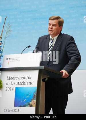 Berlin, Deutschland. 25. Juni 2013. Dr. Peter Raumsauer, Bundesminister für Verkehr, Bau und Stadtentwicklung, parlamentarischer Staat Staatssekretär Enak Ferlemann und Dr. Heiner Heseler, Stadtrat von Bremen, halten Vorträge auf der Veranstaltung über "Die künftige Meerespolitik der Deutschland 2014" wo diskutieren sie die Verantwortung für die Ozeane und Meere. Bild: Staatliche Staatssekretär Enak Ferlemann, Speechs auf der Veranstaltung "Die künftige Meerespolitik Deutschland 2014" im BMVBS in Berlin. Bildnachweis: Reynaldo Chaib Paganelli/Alamy Live-Nachrichten Stockfoto