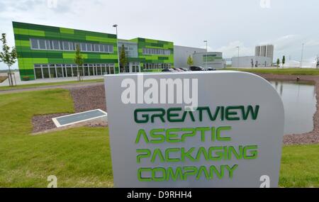 Die deutschen Greatview aseptische Verpackung Fabrik in Kabelsketal, Deutschland, 25. Juni 2013. Das chinesische aseptische Verpackungsunternehmen investiert 50 Millionen Euro in einem Industriegebiet in Halle und beschäftigt 120 Mitarbeiter. Nach Angaben des Unternehmens ist es der zweitgrößte Hersteller von sterilen Verpackungsmaterial. Foto: HENDRIK SCHMIDT Stockfoto