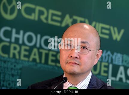 CEO von Greatview aseptische Verpackung Hong Gang spricht bei der Eröffnung der deutschen Fabrik in Kabelsketal, Deutschland, 25. Juni 2013. Das chinesische aseptische Verpackungsunternehmen investiert 50 Millionen Euro in einem Industriegebiet in Halle und beschäftigt 120 Mitarbeiter. Nach Angaben des Unternehmens ist es der zweitgrößte Hersteller von sterilen Verpackungsmaterial. Foto: HENDRIK SCHMIDT Stockfoto
