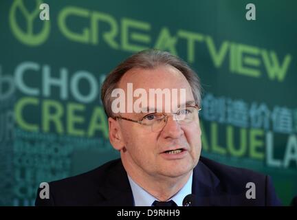Premier des Landes Sachsen-Anhalt-Reiner Haseloff spricht bei der Eröffnung der deutschen Greatview aseptische Verpackung Fabrik in Kabelsketal, Deutschland, 25. Juni 2013. Das chinesische aseptische Verpackungsunternehmen investiert 50 Millionen Euro in einem Industriegebiet in Halle und beschäftigt 120 Mitarbeiter. Nach Angaben des Unternehmens ist es der zweitgrößte Hersteller von sterilen Verpackungsmaterial. Foto: HENDRIK SCHMIDT Stockfoto