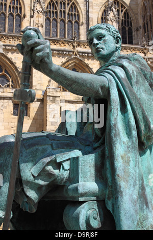 Die Statue von Konstantin dem Großen, dem römischen Kaiser, der in York Kaiser wurde. Stockfoto