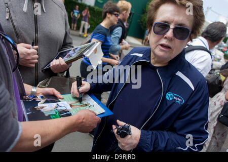 Wimbledon, England, 25. Juni 2013 - Tag2 des ehemaligen Champion Billie Jean King Zeichen Autogramme für Souvenirjäger an einem Seiteneingang des Veranstaltungsortes und die jährliche Lawn Tennis Championships. Billie Jean King ist ein US-amerikanischer ehemaliger World No 1 Tennisspieler. König gewann 39 Grand-Slam-Titel, davon 12 Einzel-, 16 Damendoppel und 11 Mixed-Doppel-Titel und gewann einen Rekord 20-Karriere-Titel in Wimbledon – sechs Singles, zehn im Doppel und vier Mixed. Der Wimbledon Championships, das älteste Tennisturnier der Welt, haben in der nahe gelegenen All England Club stattgefunden Stockfoto