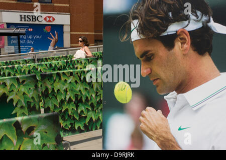 Wimbledon, England, 25. Juni 2013 - Tag2 des jährlichen Lawn Tennis Championships und ein Poster der letzten Mens champion Roger Federer außerhalb der Hauptstrecke und Underground (u-Bahn) Station in dem südlichen Vorort von London. Der Wimbledon Championships, das älteste Tennisturnier der Welt, haben seit 1877 an der nahe gelegenen All England Club statt. Stockfoto