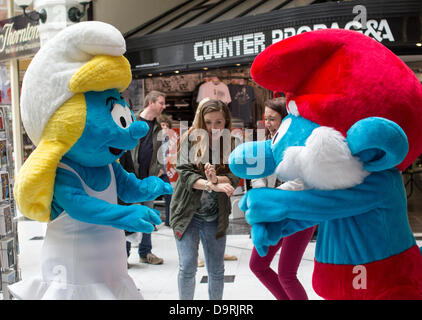 Auftritt von Darstellern als Smurfette und Papa Smurf am Globalen Schlümpfe-Tag in Dublin, Irland, am 22. Juni 2013, zur Werbung für „Die Schlümpfe 2“. Stockfoto