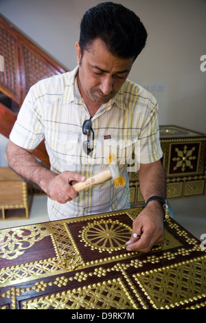 Ein Workshop bei Al-Jasara Handwerkszentrum produziert kunstvoll verzierte Truhen im traditionellen Bahranian Stil, Manama, Bahrain Stockfoto