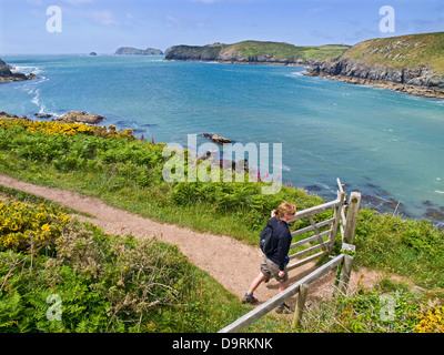 Eine weibliche Walker auf der Pembrokeshire Coast Path in der Nähe von St Davids Stockfoto