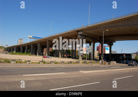 Ansatz zur Kingston Bridge in Glasgow, Schottland Stockfoto