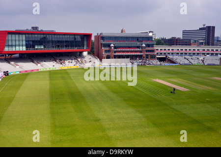 Die renovierten Pavillon und den Zeitpunkt der Emirate old Trafford, Manchester, uk Stockfoto