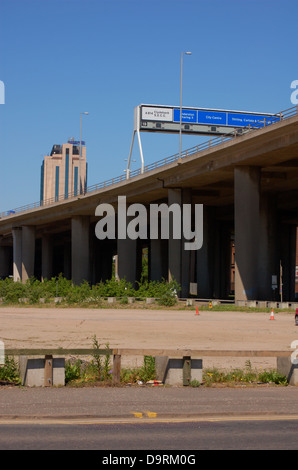 Ansatz zur Kingston Bridge in Glasgow, Schottland Stockfoto