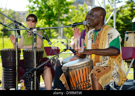 Njacko backo Gruppe der afrikanischen djembe Drummer auf der Bühne am muhtadi Drum Festival Toronto Stockfoto