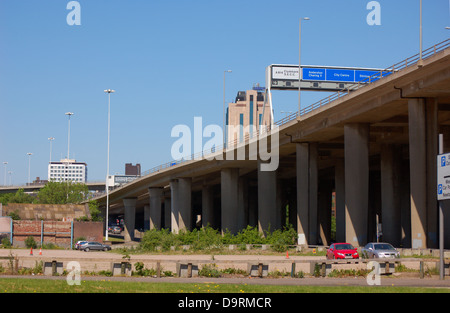 Ansatz zur Kingston Bridge in Glasgow, Schottland Stockfoto