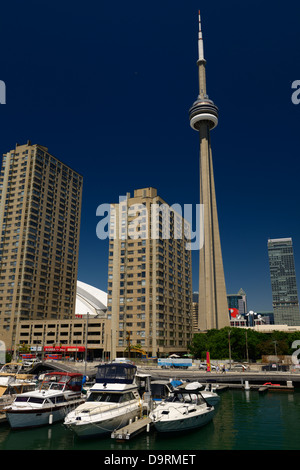 Blick auf den CN Tower und Marina am Simcoe Wave Deck von Harbourfront Trail Brücke auf See Ontario Toronto Stockfoto