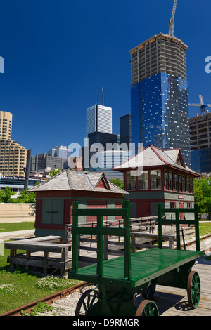 Toronto Railway Museum in roundhouse Park mit Toronto condo Bau Stockfoto