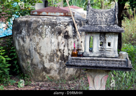 Geisterhaus - San Phra Phum - mit Wasserbehälter Stockfoto