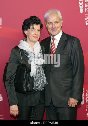 CEO von Porsche Matthias Müller und seine Frau Ulrike posieren auf dem roten Teppich der Deutscher Gruenderpreis (deutscher Unternehmer Preis) in Berlin, Deutschland, 25. Juni 2013. Foto: Jörg CARSTENSEN Stockfoto