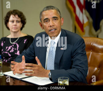 Washington DC, USA. 24. Juni 2013. US-Präsident Barack Obama Statement ein an die Presse vor dem Treffen mit CEOs, Unternehmer und Unternehmerinnen im Roosevelt Room des weißen Hauses, die Bedeutung des gesunden Menschenverstands Zuwanderungsgesetz in Washington, D.C. am Montag, 24. Juni 2013 zu diskutieren. Bildnachweis: Ron Sachs / Pool über CNP/Alamy Live-Nachrichten Stockfoto