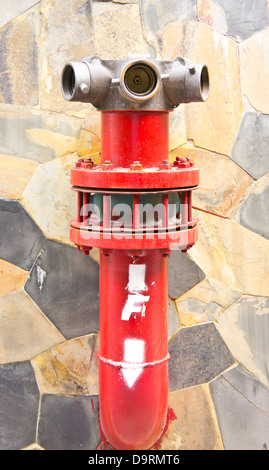 Die Hydranten an der Wand. Stockfoto