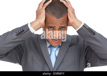 Jungen Geschäftsmann hielt seinen Kopf zwischen den Händen erschöpft Stockfoto