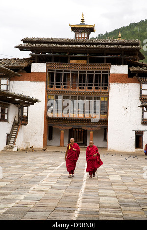 Mönche in Punakha Dzong, gebaut im Jahre 1637. Punakha Tal, Bhutan Stockfoto