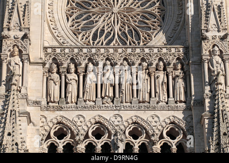 Details über den Haupteingang an der Kathedrale von Notre Dame von Amiens (Kathedrale von Amiens), Amiens, Somme, Picardie, Frankreich. Stockfoto